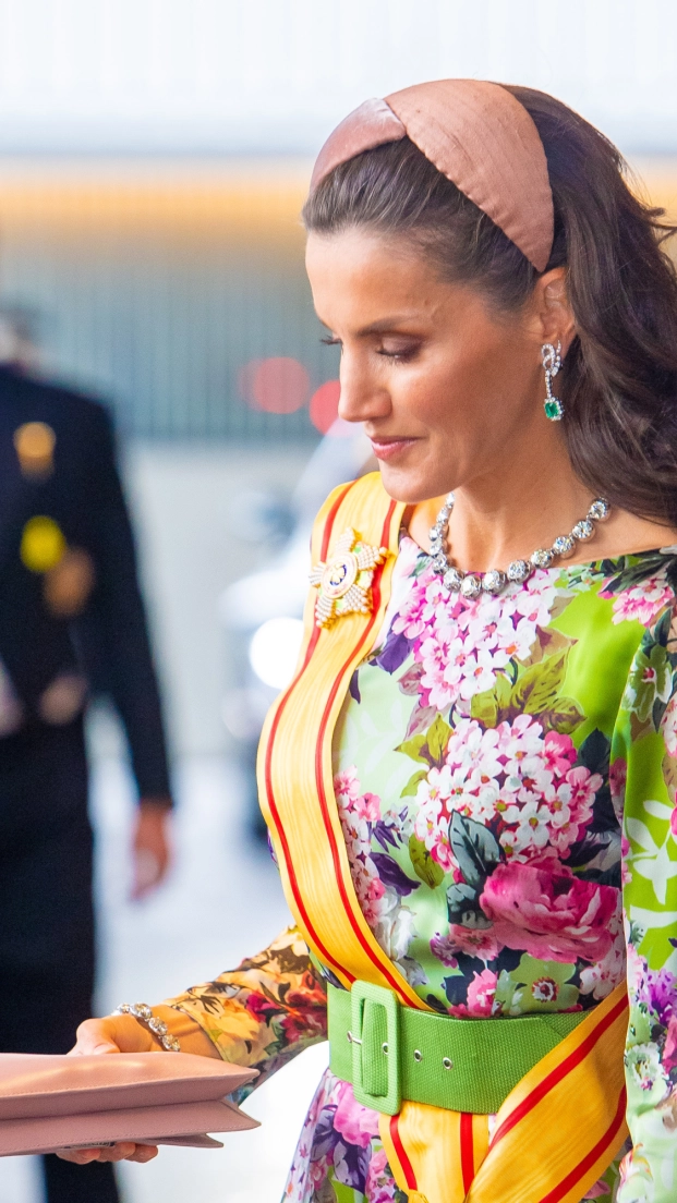 La reina Letizia con el collar de chatones en Japón, en 2019.