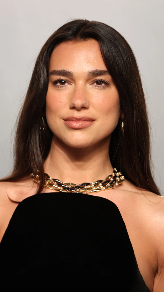 Dua Lipa lleva el glass skin a la alfombra roja con una piel de acabado luminoso, uniforme y casi cristalino, donde la hidratación y el brillo se convierten en protagonistas.Vanity Fair Oscar Party 2026, Los Angeles, California, USA - 15 Mar 2026 *** Local Caption *** .