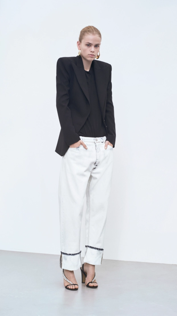 jeans blancos con saco y tshirtt negra