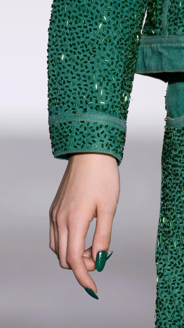 Uñas elegantes para las fiestas patrias en verde, rojo o blanco