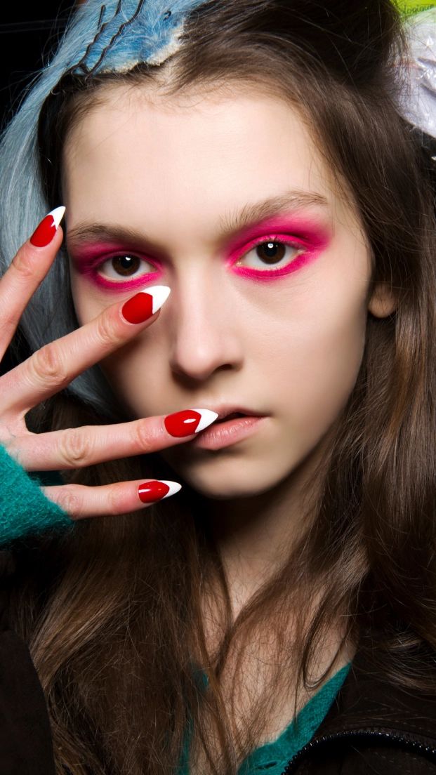 Uñas rojas y blancas