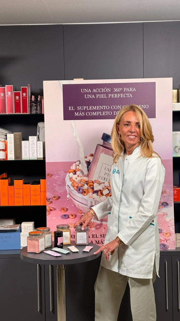 Meritxell Martí con sus productos Unique Pink Collagen