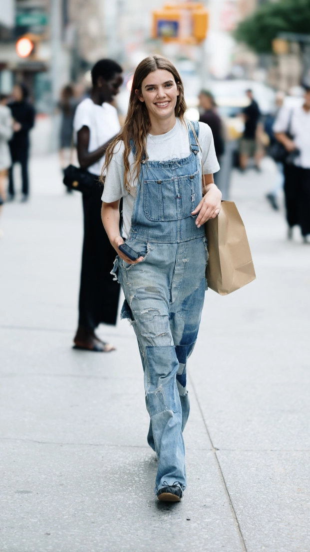 Modelo con jeans rectos durante la semana de la moda de Nueva York en septiembre 2026