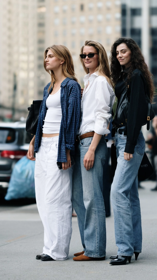 Modelo con jeans rectos durante la semana de la moda de Nueva York en septiembre 2026