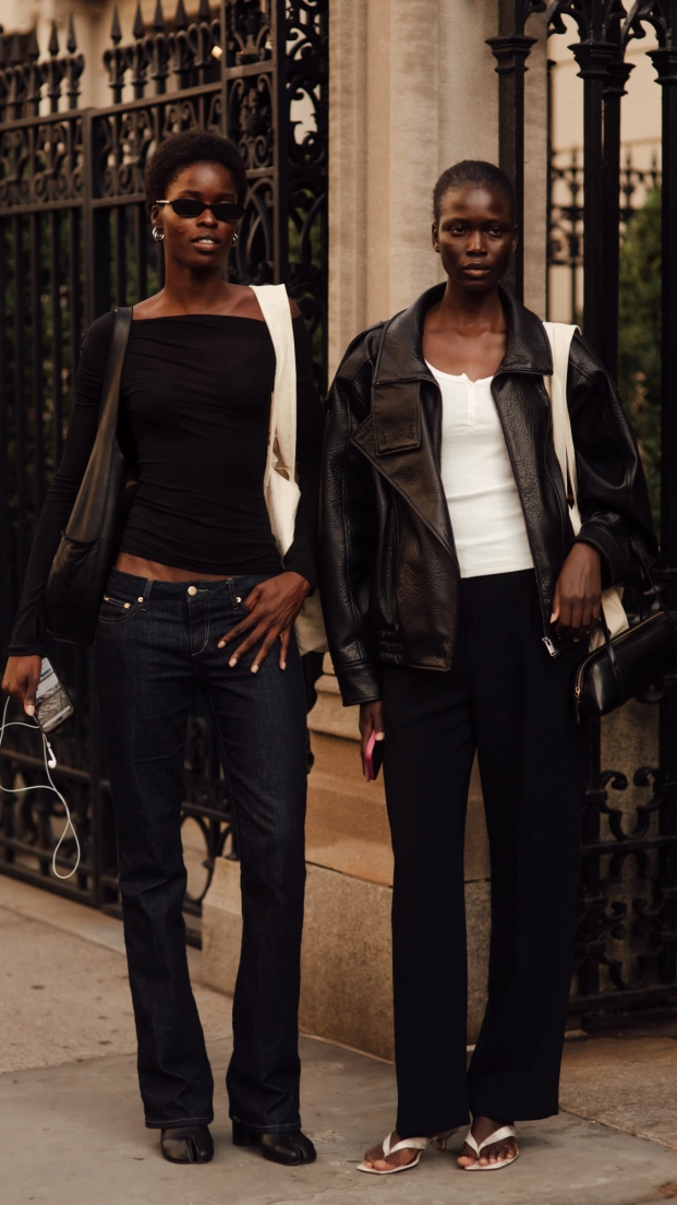 Modelo con jeans rectos durante la semana de la moda de Nueva York en septiembre 2026