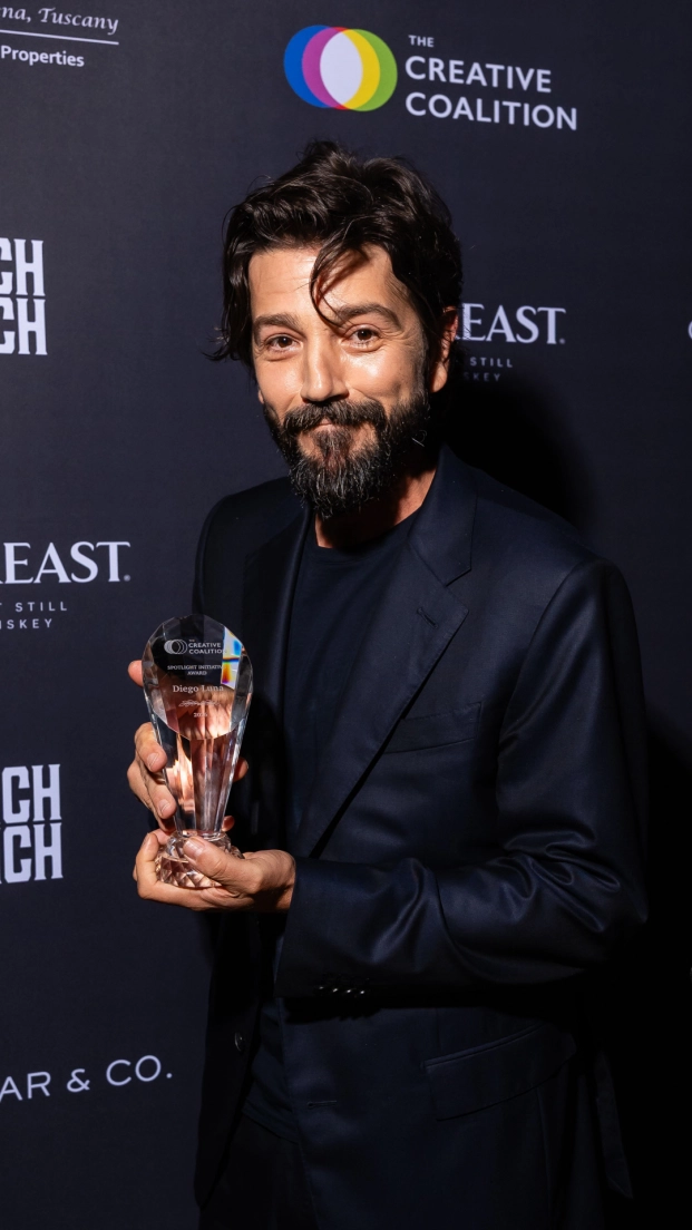 Diego Luna recibiendo el Creative Coalition's Spotlight Initiative Award en el marco del TIFF