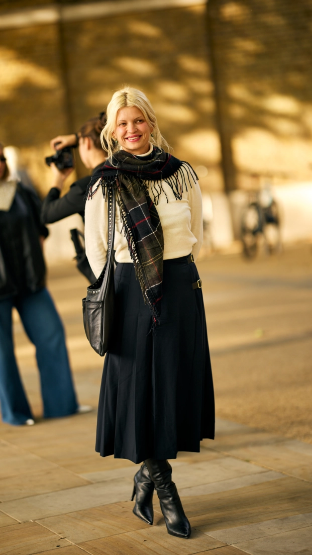 Looks de street style estilo de la serie The Gentlemen en Londres