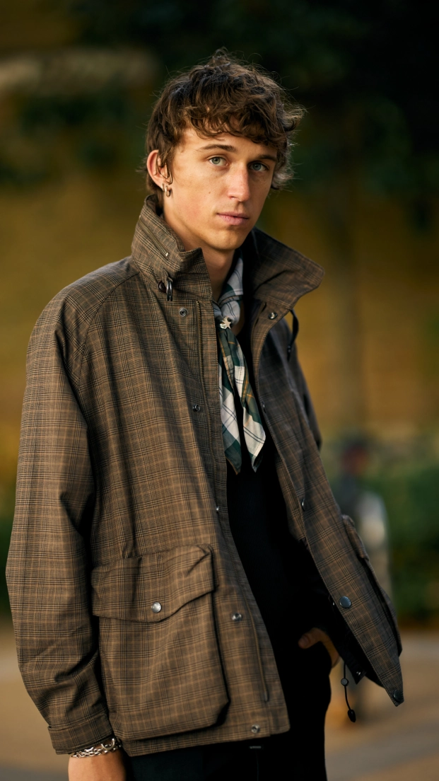 Looks de street style estilo de la serie The Gentlemen en Londres
