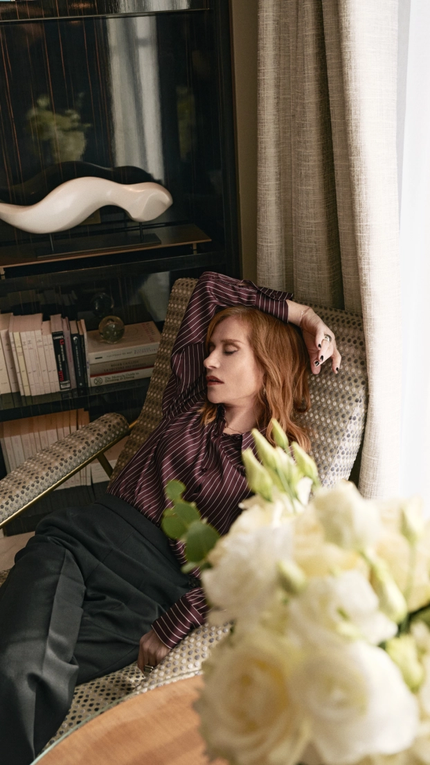 La actriz Isabelle Huppert ha prestado su visión sofisticada y su amor por la literatura a la Haute Couture Suite