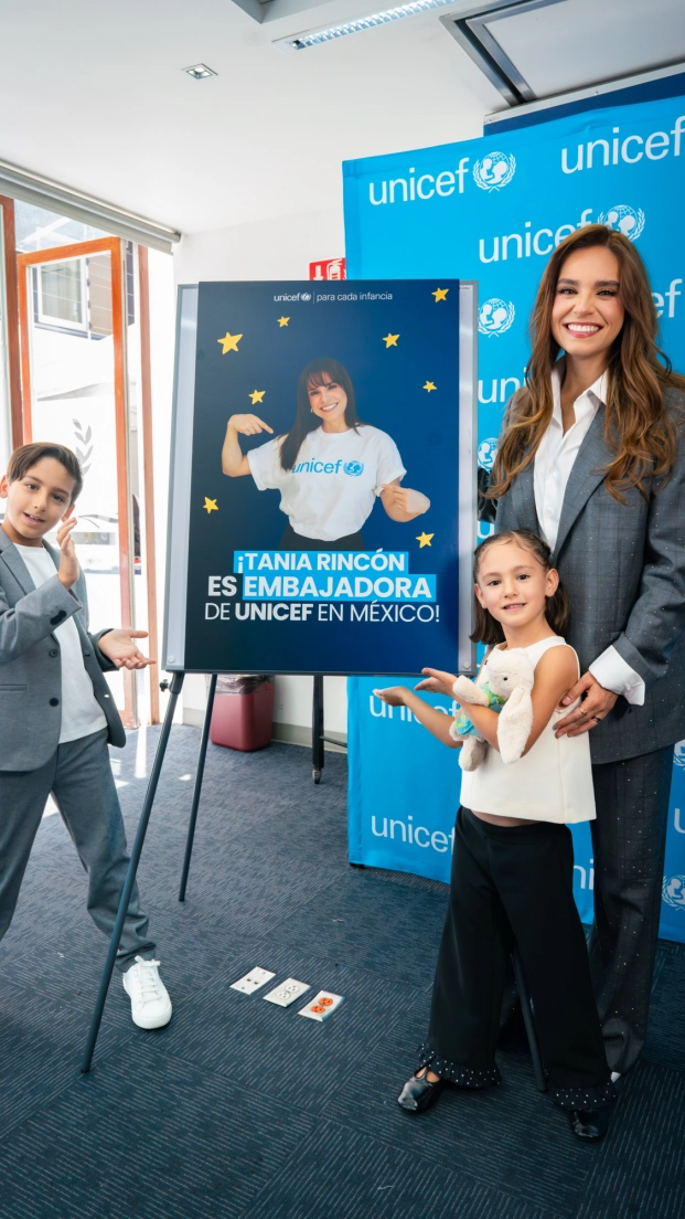 Tania Rincón, acompañada de sus hijos Pato y Amelia, en su nombramiento como embajadora de UNICEF