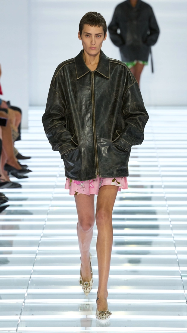 La mexicana Columba Díaz desfilando para la colección SS27 de Prada en la Milan Fashion Week