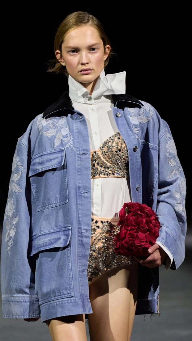 La colección SS27 de Erdem propone esta versión de las barn jackets