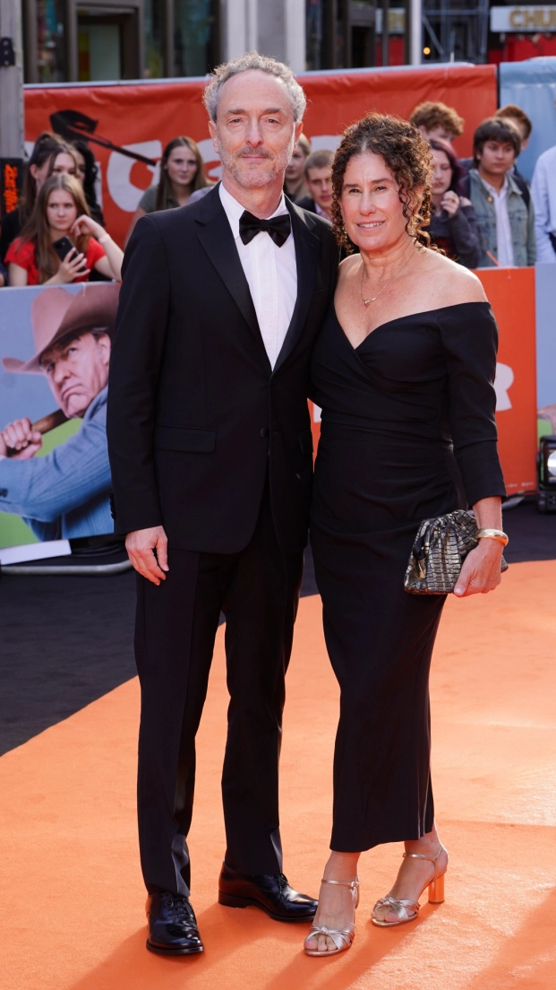 Emmanuel Lubezki y su esposa Lauren Beth Strogoff, a su llegada a la premier de la cinta Digger