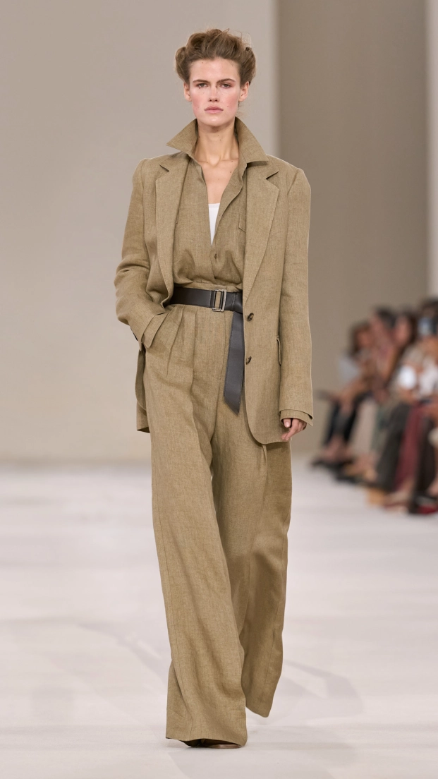 Max Mara ha vuelto a hacer gala de su espectacular manejo de la sastrería a través de una reinterpretación del traje sastre