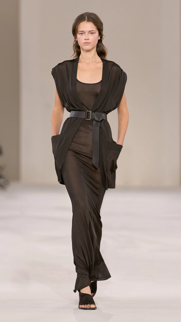 El cinturón ha sido el hilo conductor en los looks de la colección SS27 de Max Mara