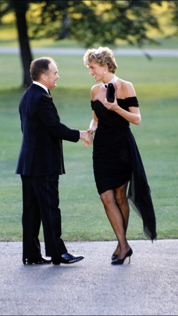 En 1994, la princesa Diana llevó un espectacular diseño que fue bautizado como el vestido de la venganza