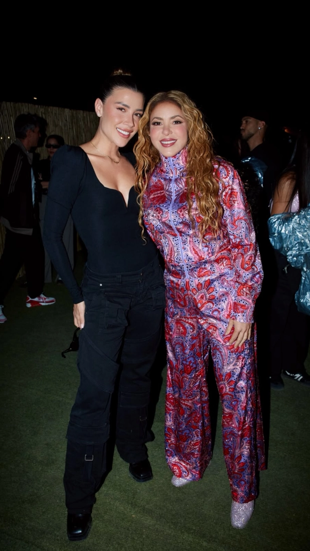 Michelle Salas y Shakira posando durante los conciertos de la artista en Madrid