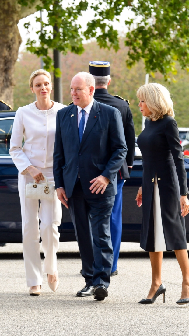 La princesa Charlene eligió un look en blanco, mientras que Brigitte Macron llevó un vestido en negro para el último evento del Papa Leo en Francia