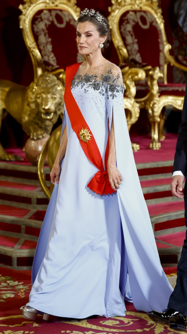 En esta ocasión, doña Letizia llevó un vestido de Carolina Herrera y sandalias de Magrit