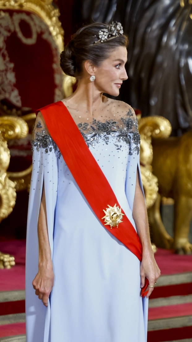 La tiara floral y los aretes de las joyas de pasar fueron parte de este look de gala para la reina Letizia