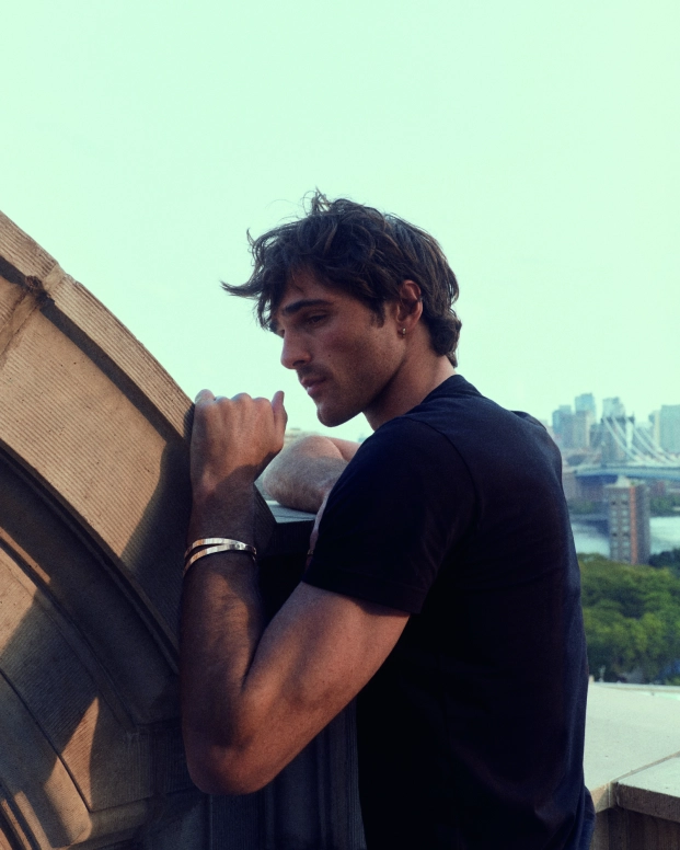 La encargada de estas fotografías de LOVE Unlimited de Cartier con Jacob Elordi, ha sido su hermana, Isabella Elordi