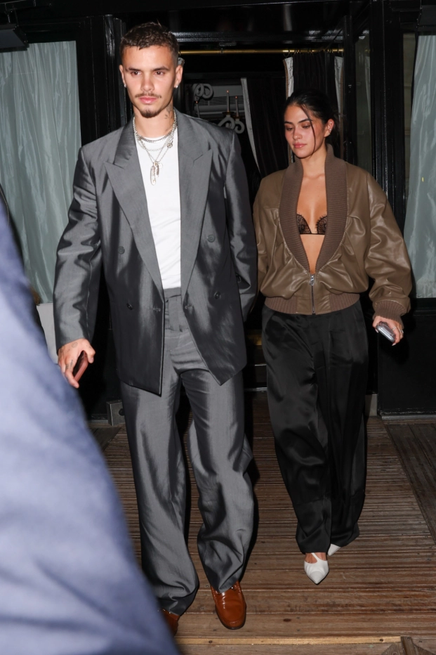 Romeo BecHam y su novia Kim Turnbull estuvieron en la front row del desfile de Victoria Beckham