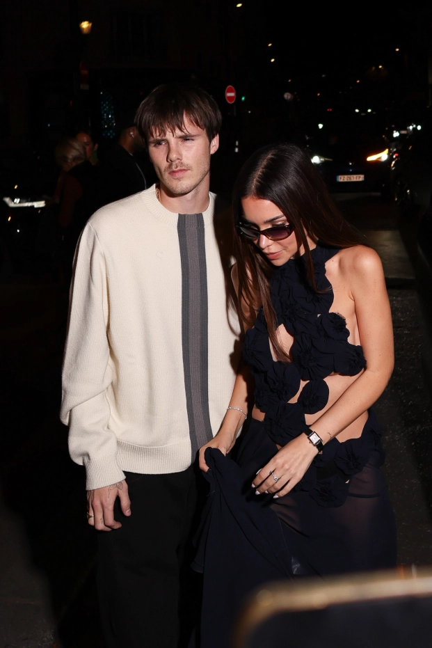 Cruz Beckham y Jackie Apostel estuvieron en el desfile de Victoria Beckham SS27