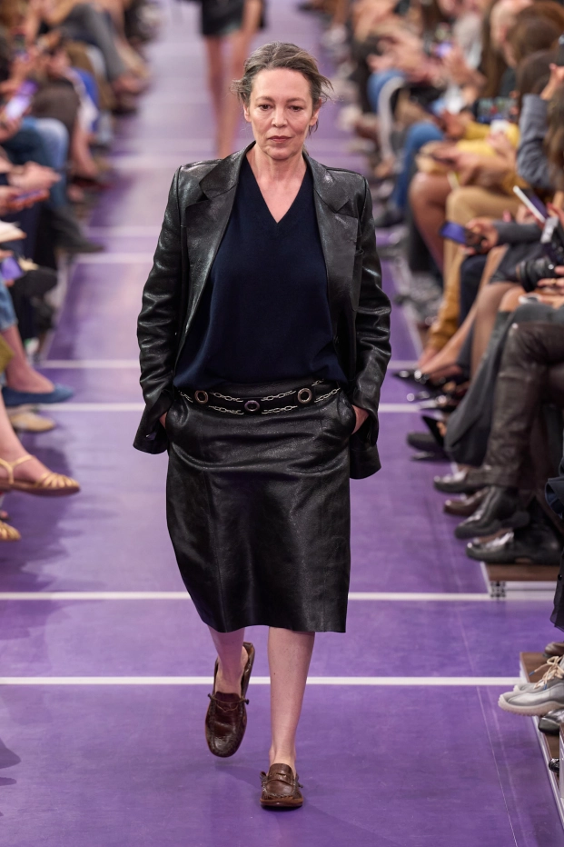 Olivia Coleman desfilando en el show de Miu Miu SS27