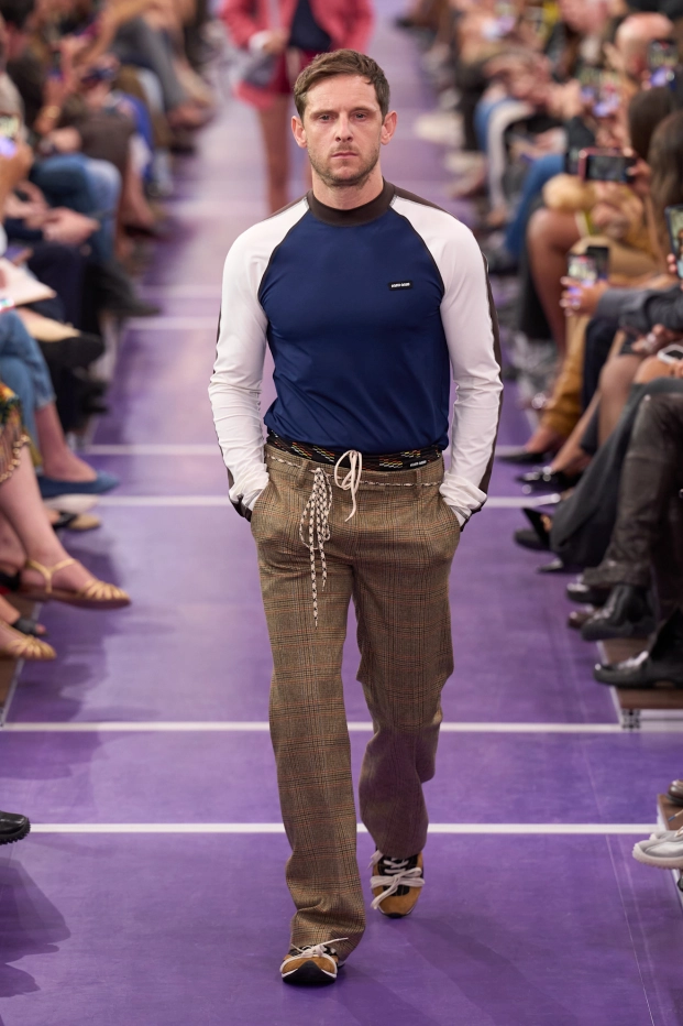 Jamie Bell fue uno de los actores británicos desfilando para Miu Miu en la colección SS27