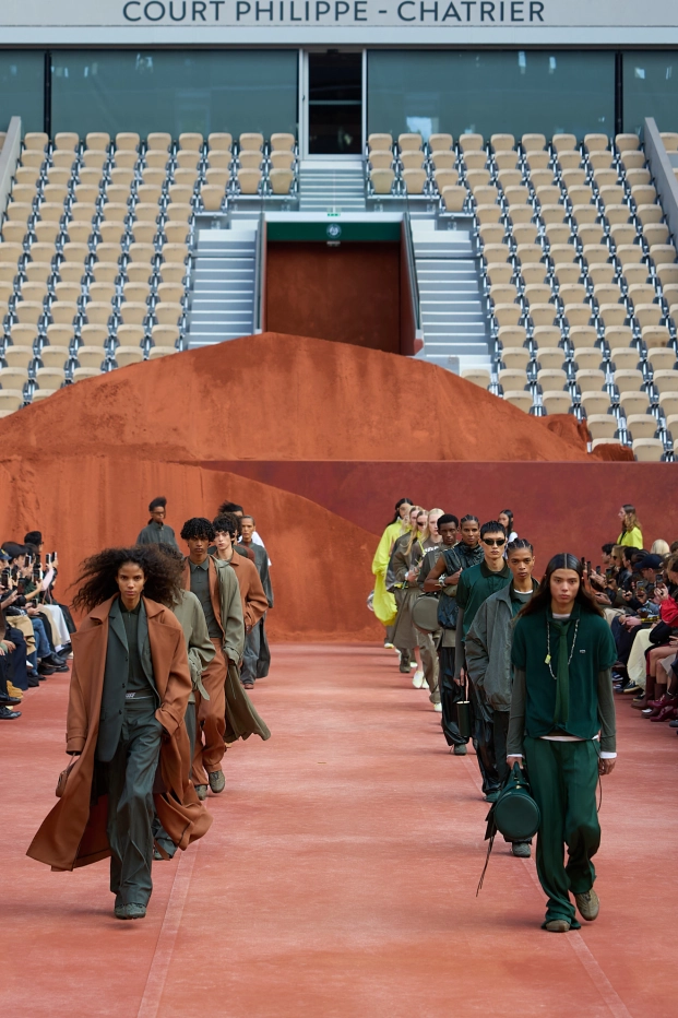 La colección de Lacoste SS27 hizo una transición a través de su paleta de colores hasta alcanzar imágenes clásicas del deporte blanco