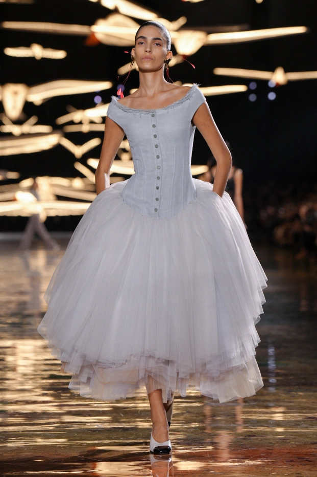 La cercanía de Chanel con el ballet a través de la Ópera de Garnier se vio plasmada a través de algunos de los cambios en los que se ve el volumen clásico de la disciplina