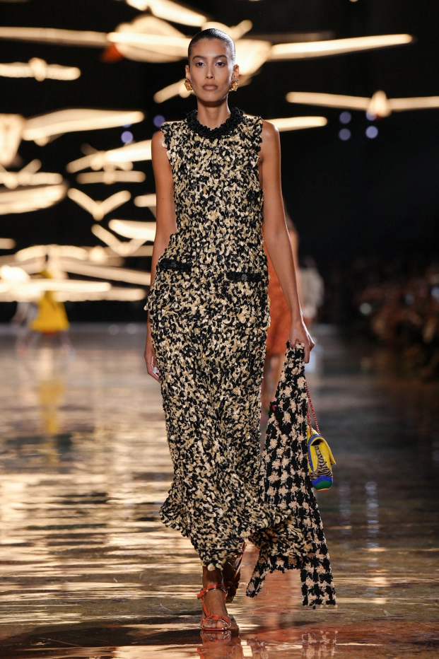 Las texturas clásicas de Chanel hicieron presencia en la pasarela con siluetas que alargan la figura y dan la sensación de ligereza