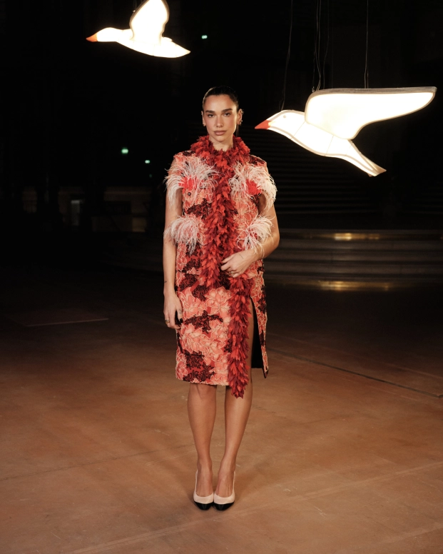 Dua Lipa en el desfile SS27 de Chanel