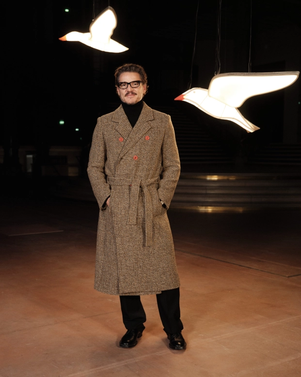 Pedro Pascal en el desfile SS27 de Chanel