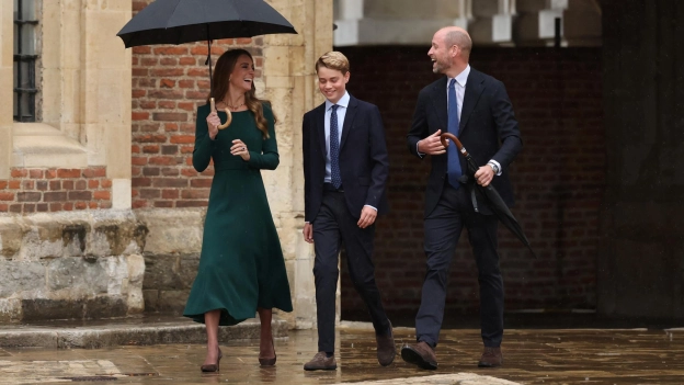 El príncipe George, acompañado de sus padres, los Príncipes de Gales, en su primer día de escuela en Eton college