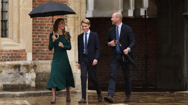 El príncipe George, acompañado de sus padres, los Príncipes de Gales, en su primer día de escuela en Eton college
