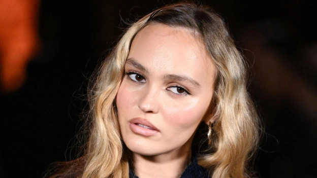 Lily-Rose Depp representa el ideal de belleza parisina con una piel fresca y natural, maquillaje sutil y esa elegancia aparentemente despreocupada.
