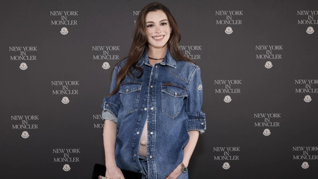 Hace unos días, Anne Hathaway mostró cómo se lleva esta tendencia en el embarazo.