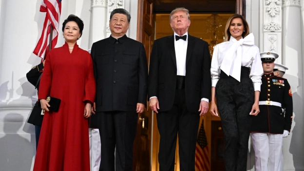 Melania Trump decidió llevar un look de pantalones y blusa en la gala de la Casa Blanca en honor al presidente de China