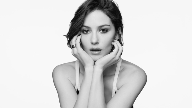 Gracie Abrams fue elegida por Chanel como el rostro de Coco Mademoiselle Crush Absolu gracias a su sofisticación y naturalidad