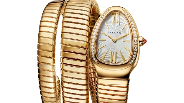 El Serpenti Tubogas de Bvlgari, combina oro amarillo de 18 quilates, diamantes y una pulsera de doble espiral, inspirada en la anatomía del réptil.