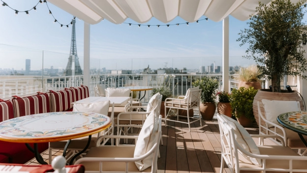 Una terraza con una azotea que ofrece una vista inigualable de la Torre Eiffel.