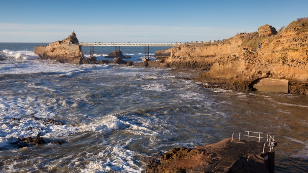 La Rocher de la Vierge (Roca de la Virgen) ofrece una de las vistas más espectaculares de Biarritz.