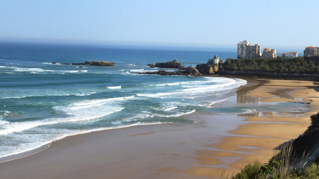 Biarritz cuenta con la fascinante Côte des Basques, en la cual se puede disfrutar de su oleaje.