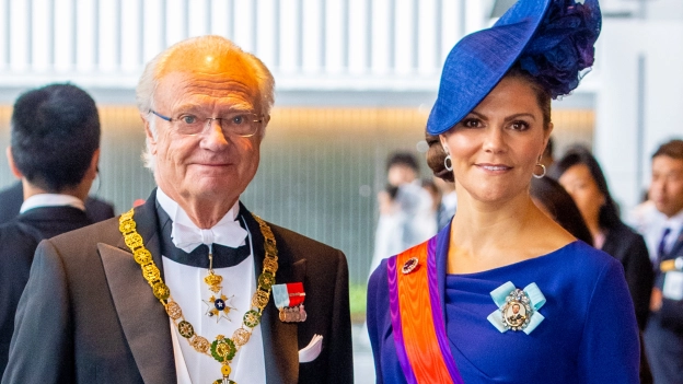 Aunque los primeros años de su vida, el heredero al trono era su hermano menor, la princesa Victoria se convirtió en la primera en la línea de sucesión cuando se realizó un cambio en la constitución que consideraba a los hijos del rey Carl Gustaf, algo sobre lo que el monarca siempre ha mostrado su descontento