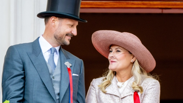 La llegada de Haakon al trono se da solamente unas semanas después del trasplante pulmonar que se tuvo que realizar a su esposa, Mette-Marit, por la fibrosis pulmonar que se le diagnosticó hace unos años