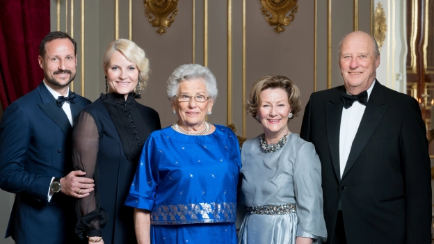 La partida de Harald V deja a Haakon en una posición solitaria, en el que tendrá que apoyarse de las mujeres de su familia