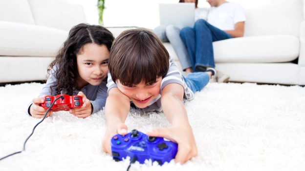 Retrasar el uso de consolas y dispositivos de juego interactivos hasta que los mecanismos de autocontrol cerebral estén más maduros es la estrategia de prevención más efectiva.