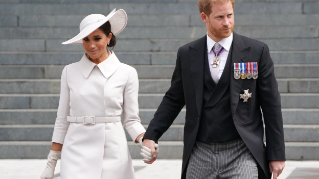 La mudanza del príncipe Harry y Meghan Markle a Reino Unido no implica un regreso a las funciones de la Casa Real, según ha explicado el rey Carlos III en una carta