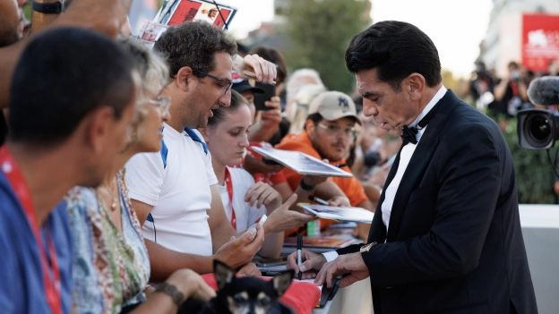 Jorge Salinas a su paso por la alfombra roja de Hombre al Agua en Venecia